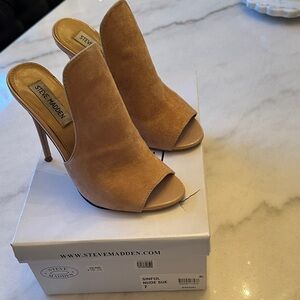 Steve Madden Nude Suede Peep-Toe Heels in Size 7